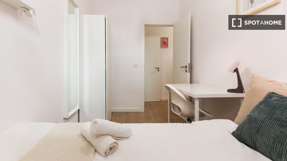 Double room Lisbon, 4 beds — photo 11