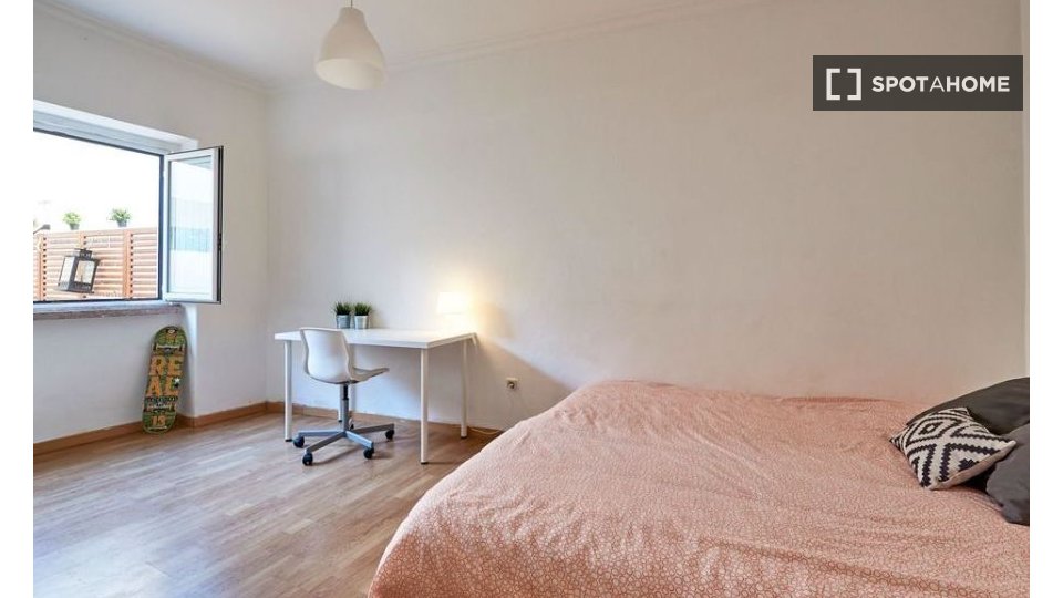 Double room Lisbon, 2 beds — photo 17