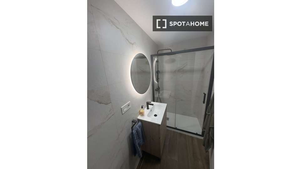 Double room Valencia, 1 bed, 190m² — photo 11