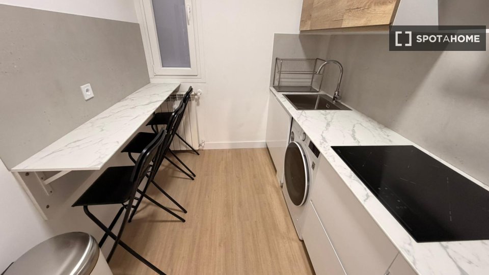 Double room Madrid, 5 beds, 90m² — photo 16