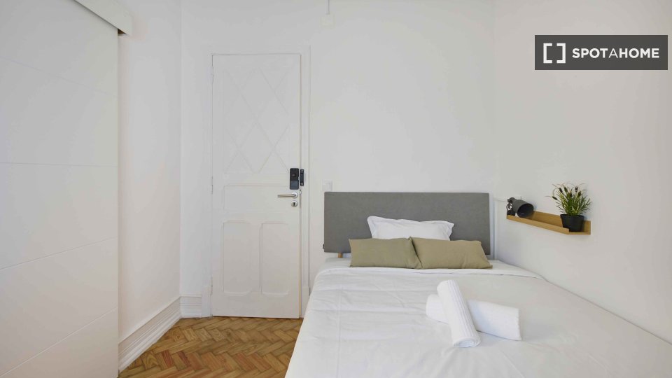 Double room Lisbon, 7 beds — photo 32