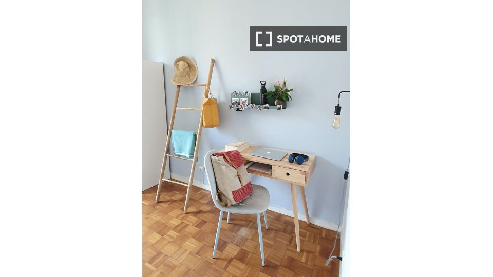 Here is the English translation:
Camera for rent in an apartment with 5 bedrooms in Barcelona - a Barcellona