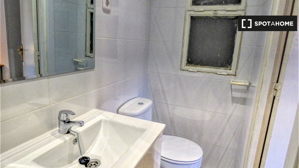 Double room Madrid, 6 beds, 152m² — photo 1