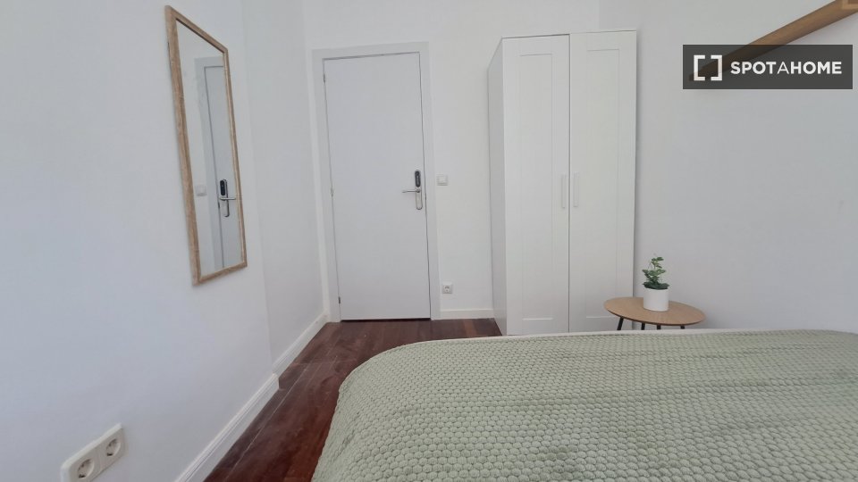 Double room Madrid, 14 beds, 200m² — photo 3