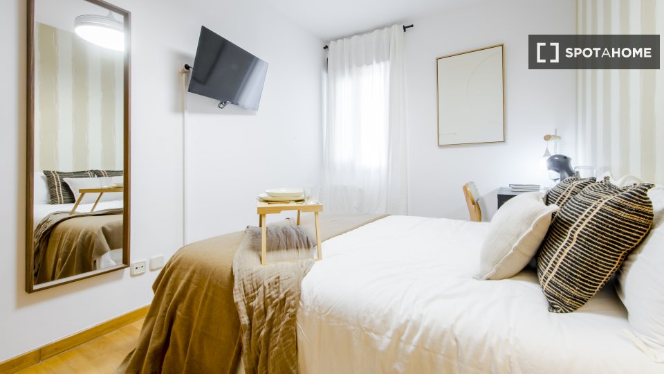 Stanza in un appartamento condiviso con 6 camere da letto in affitto ad Arapiles - in Madrid