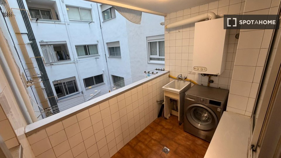 Double room Valencia, 5 beds, 150m² — photo 3
