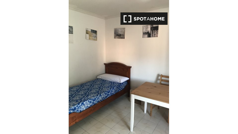 Double room Madrid, 3 beds, 52m² — photo 1