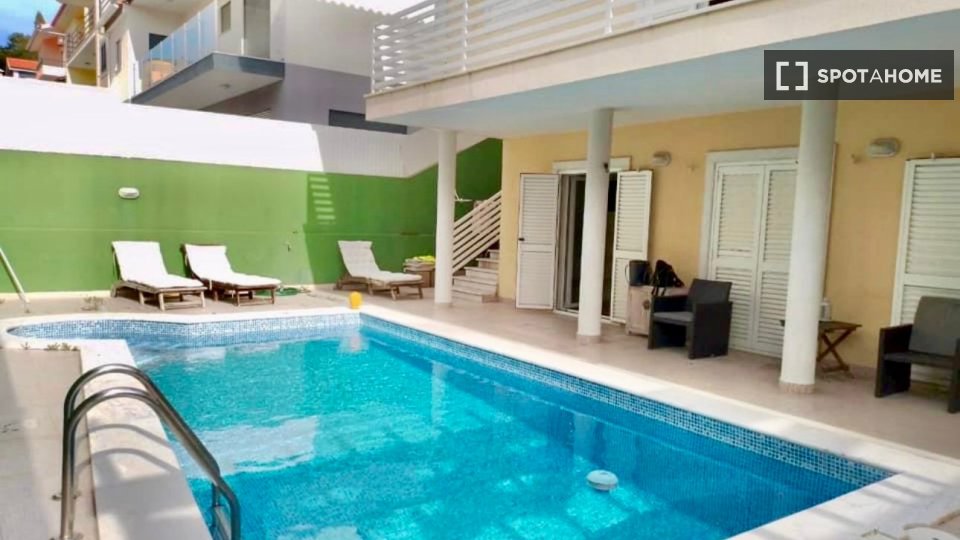 Double room Lisbon, 2 beds, 16m² — photo 1