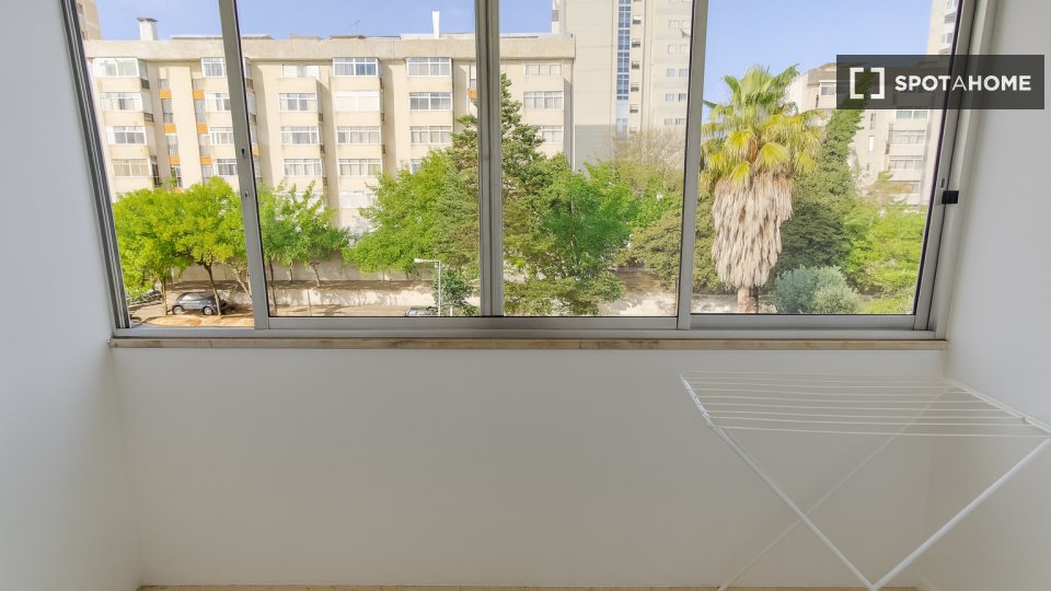 Double room Lisbon, 3 beds, 75m² — photo 37