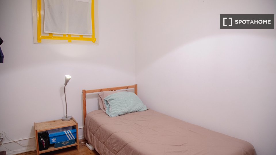 Double room Lisbon, 4 beds — photo 8