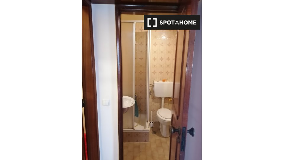 Double room Lisbon, 3 beds, 120m² — photo 13