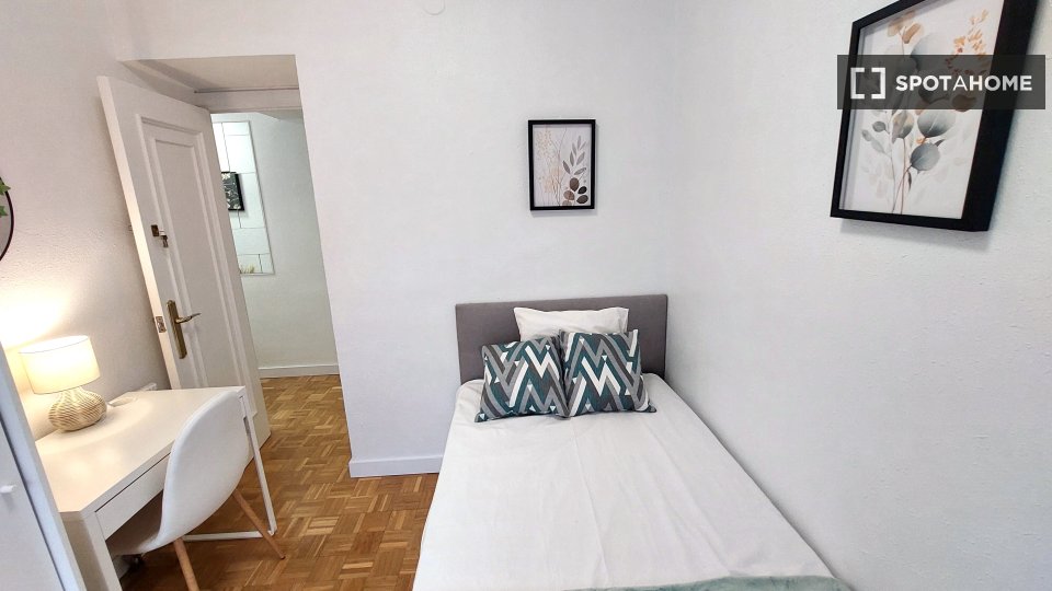 Double room Madrid, 4 beds, 61m² — photo 2