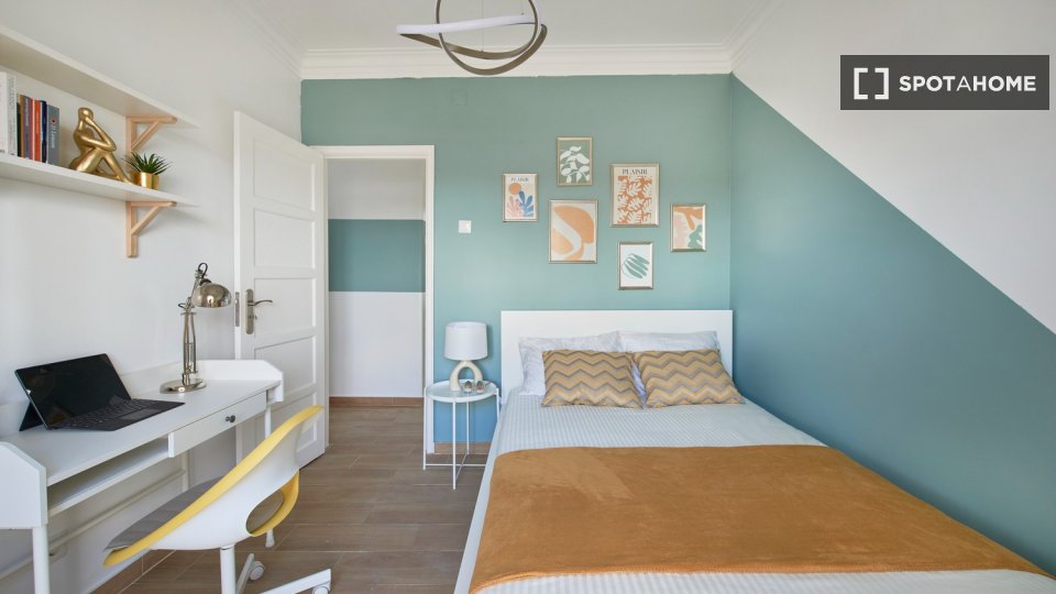 Double room Lisbon, 4 beds — photo 42
