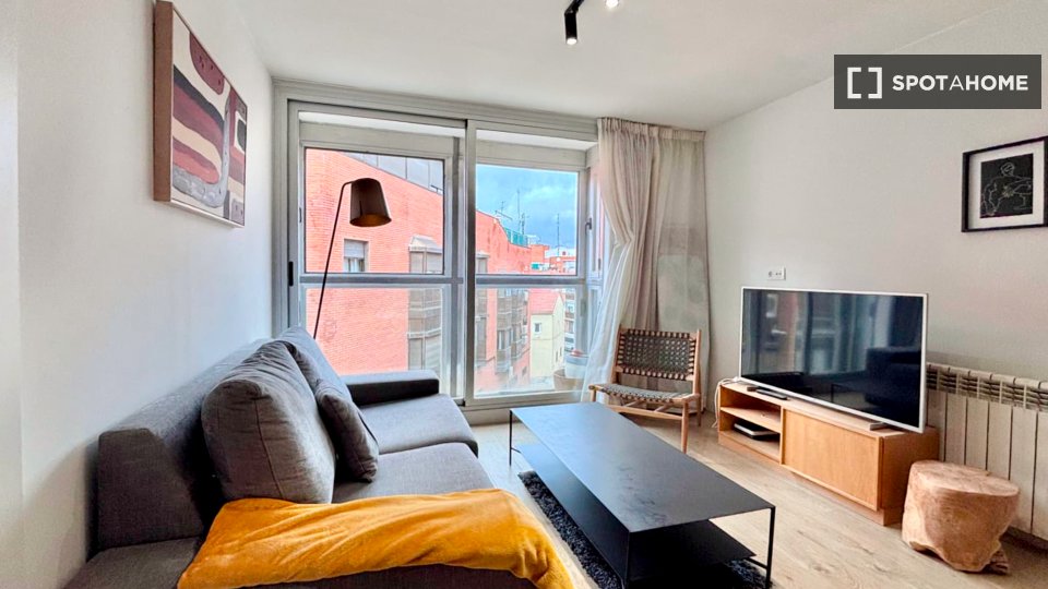 Apartamento de 4 habitaciones en alquiler en Valdeacederas, Madrid.