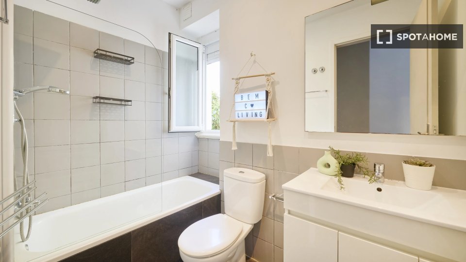 Double room Lisbon, 4 beds — photo 19