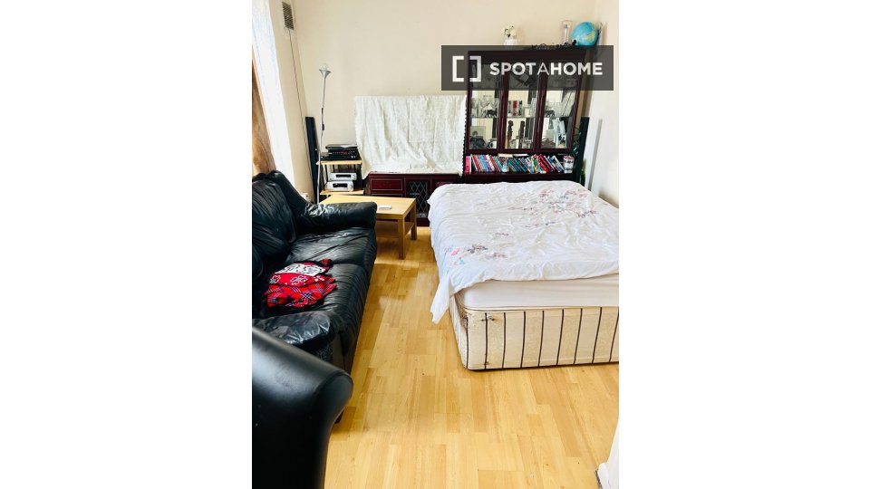 Double room London, 3 beds — photo 16