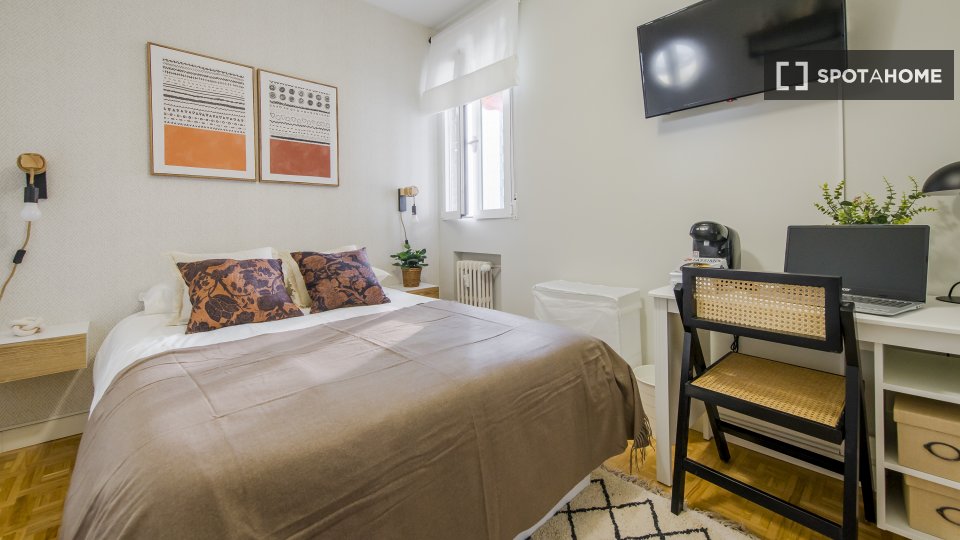 Double room Madrid, 7 beds, 200m² — photo 24
