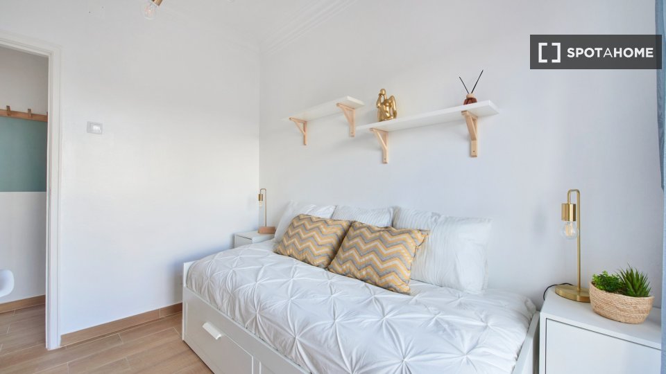 Double room Lisbon, 4 beds — photo 44