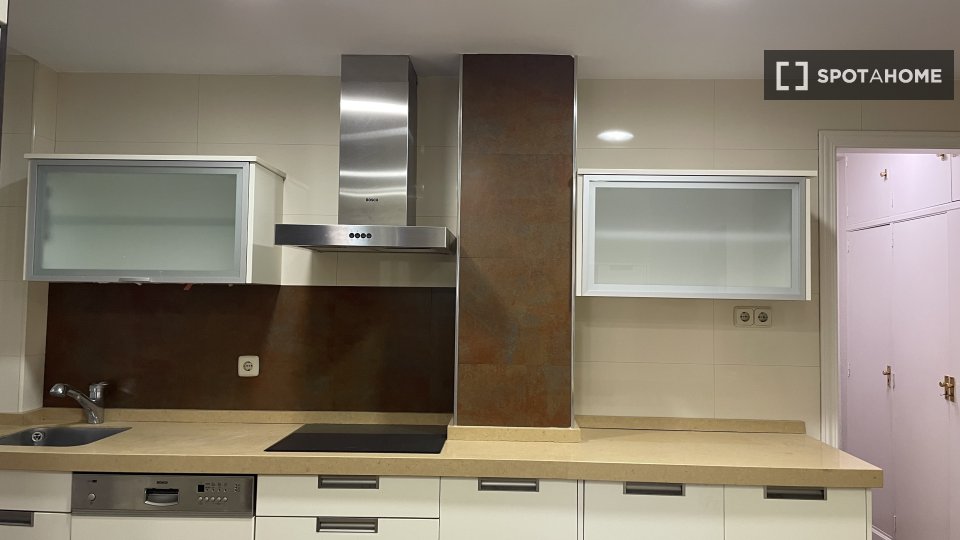 Double room Madrid, 7 beds, 170m² — photo 3