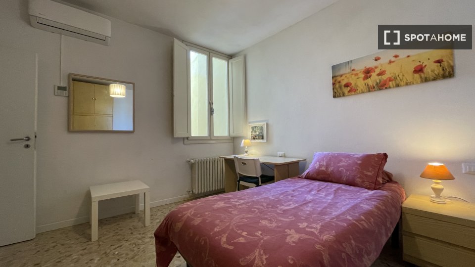 Camera in appartamento condiviso con 5 camere da letto a Campo di Marte, Firenze - en Florencia