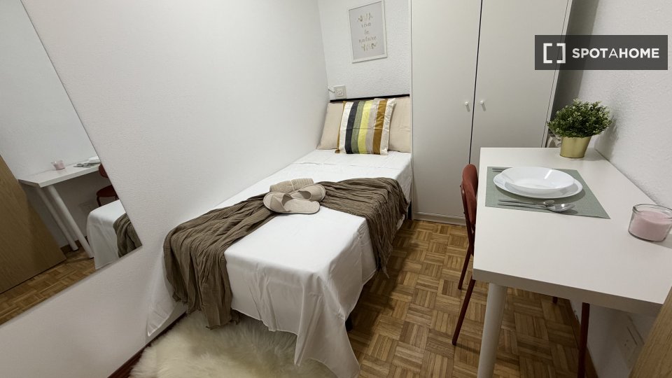 Double room Madrid, 7 beds, 140m² — photo 1