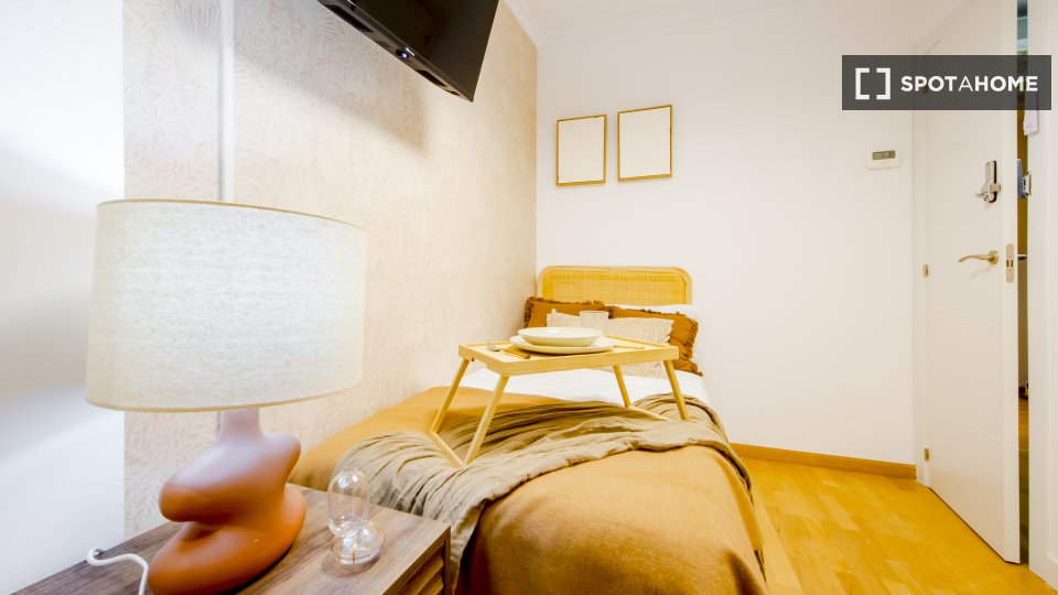 Stanza in un appartamento condiviso con 6 camere da letto in affitto ad Arapiles - in Madrid