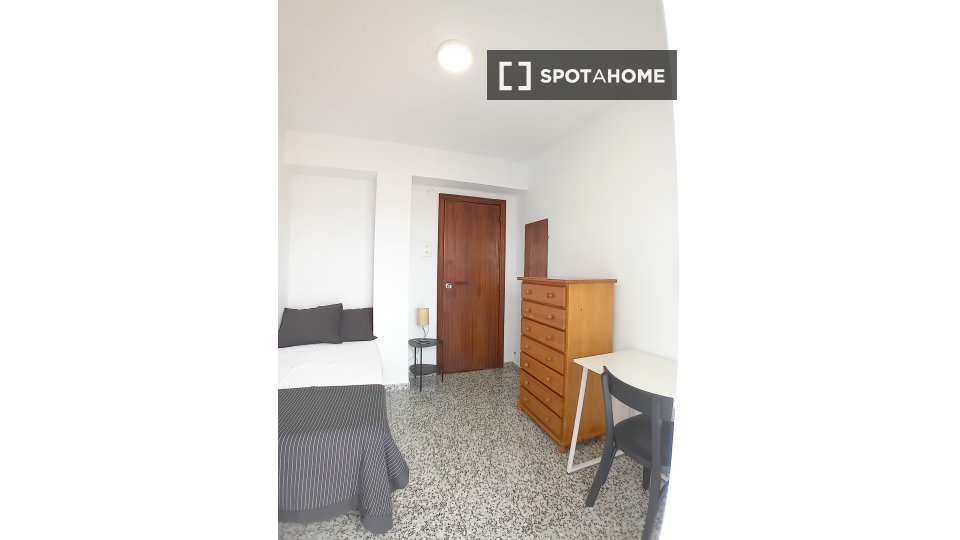 Double room Alicante, 5 beds, 140m² — photo 2