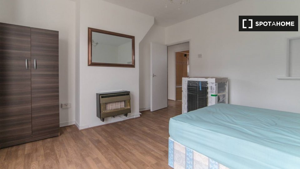 Double room London, 3 beds — photo 4