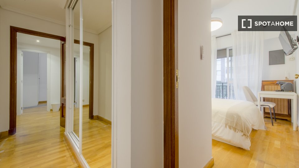 Double room Madrid, 5 beds, 145m² — photo 5