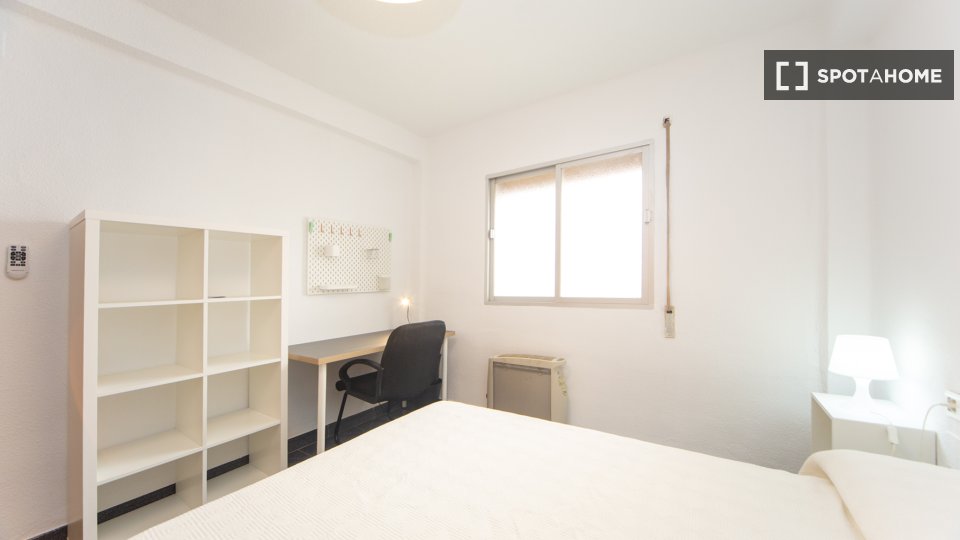 Double room Granada, 3 beds, 75m² — photo 9