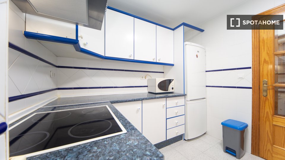 Double room Granada, 3 beds, 80m² — photo 9