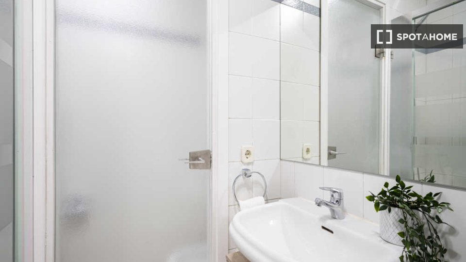 Double room Madrid, 7 beds — photo 47