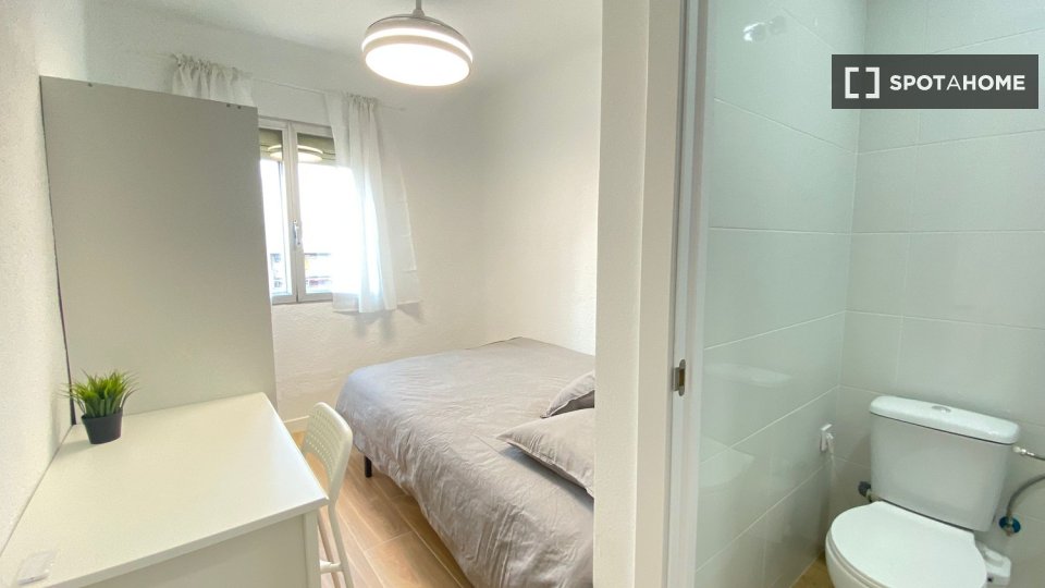 Double room Madrid, 5 beds — photo 4