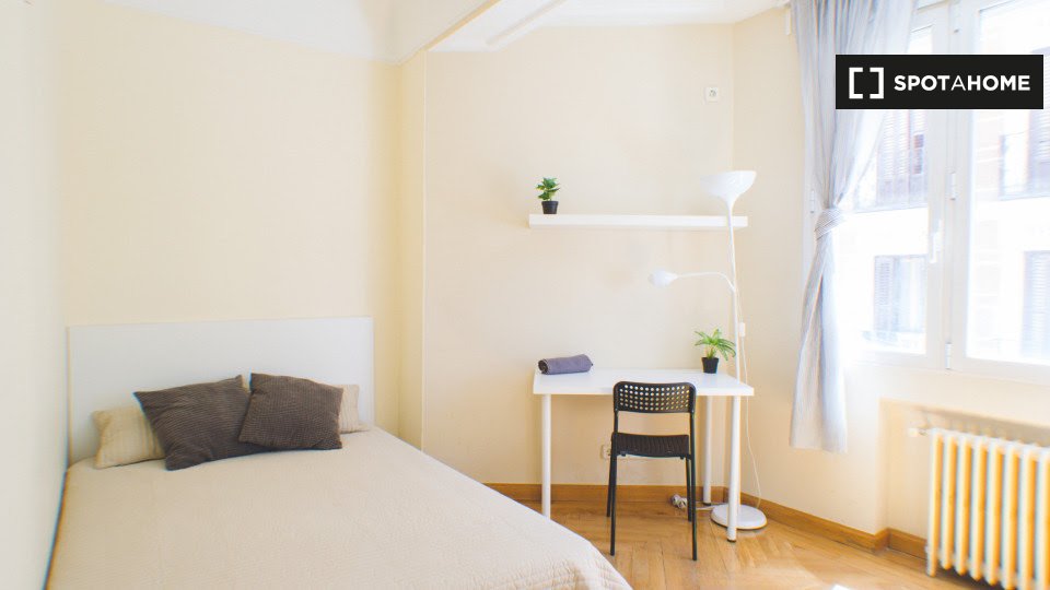 Double room Madrid, 6 beds, 140m² — photo 1