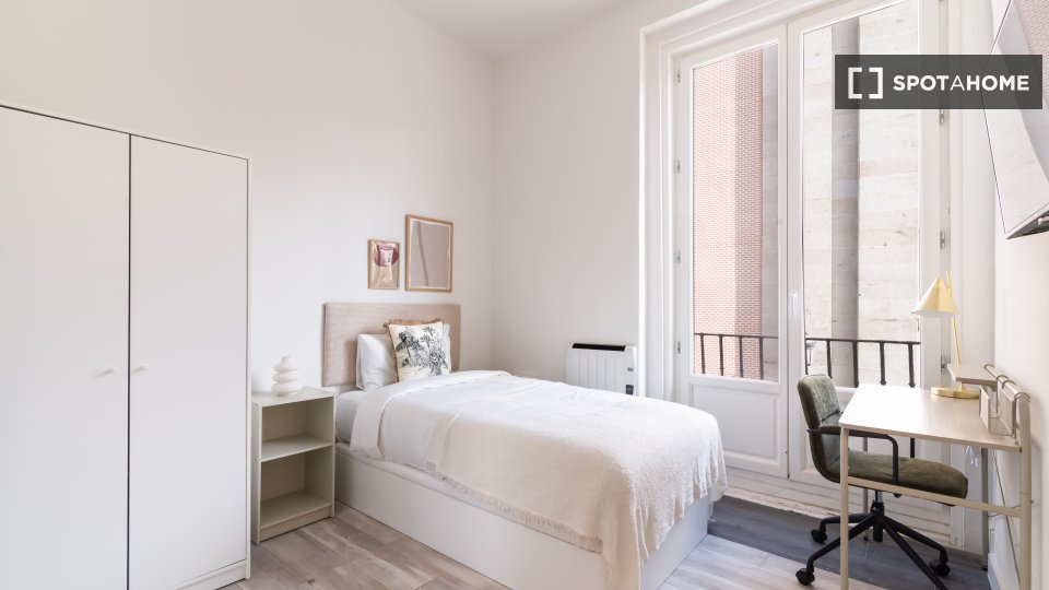 Double room Madrid, 7 beds, 230m² — photo 1