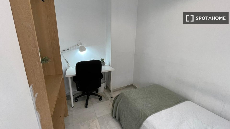 Habitación en piso compartido en alquiler en Feria, Sevilla.