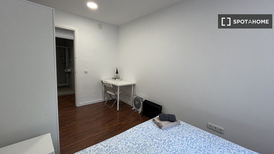Double room Barcelona, 13 beds, 290m² — photo 19