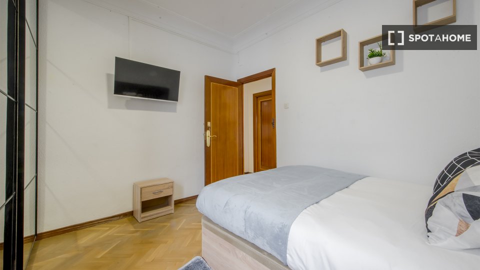 Double room Madrid, 5 beds, 110m² — photo 1