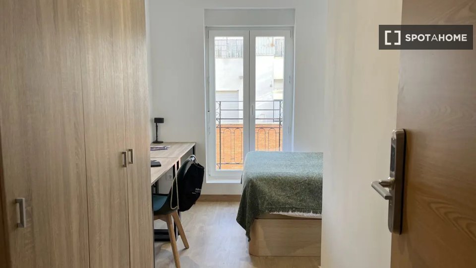 Double room Madrid, 6 beds — photo 4