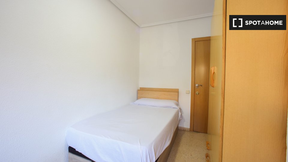 Se alquila habitación en piso de 5 dormitorios en Valencia