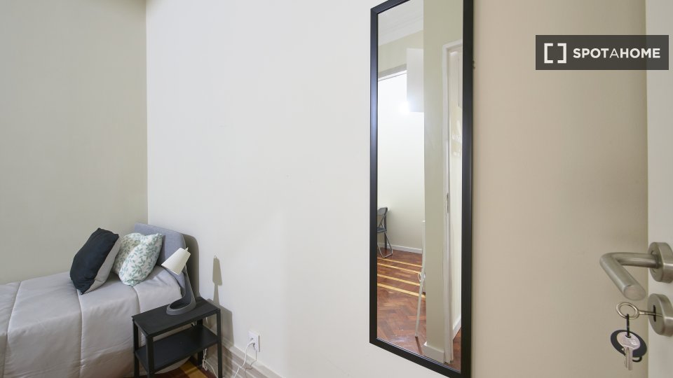 Double room Lisbon, 9 beds — photo 21
