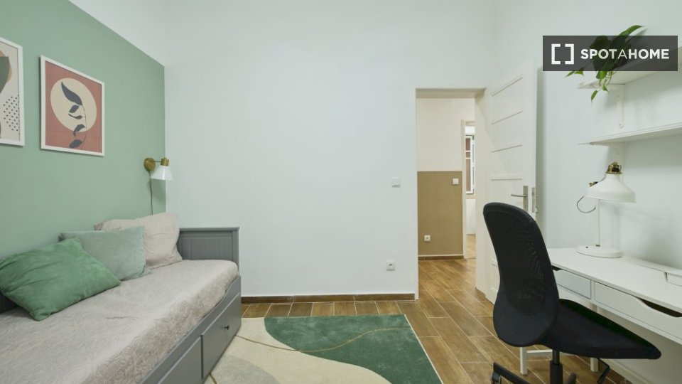 Double room Lisbon, 3 beds — photo 17