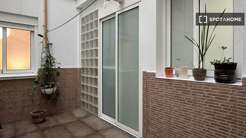 Double room Valencia, 1 bed, 90m² — photo 19