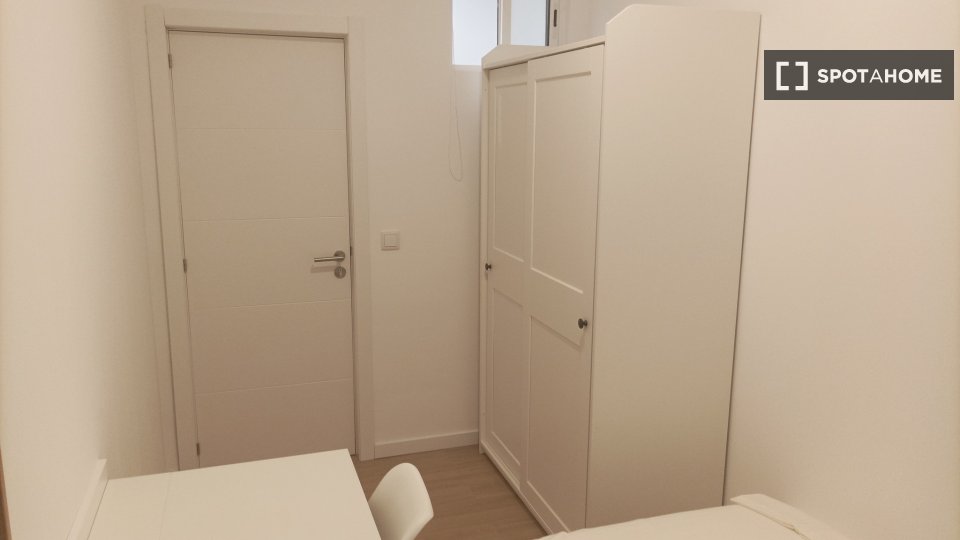 Double room Lisbon, 6 beds — photo 18