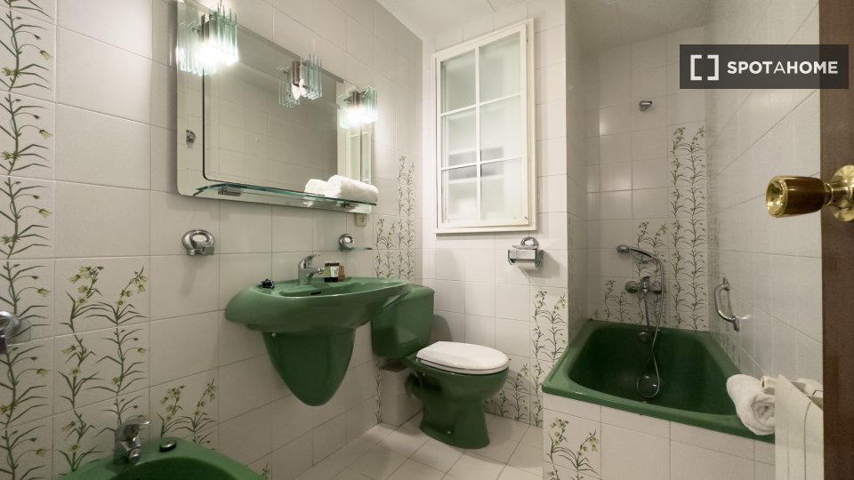 Apartment Barcelona, 4 beds, 75m² — photo 2