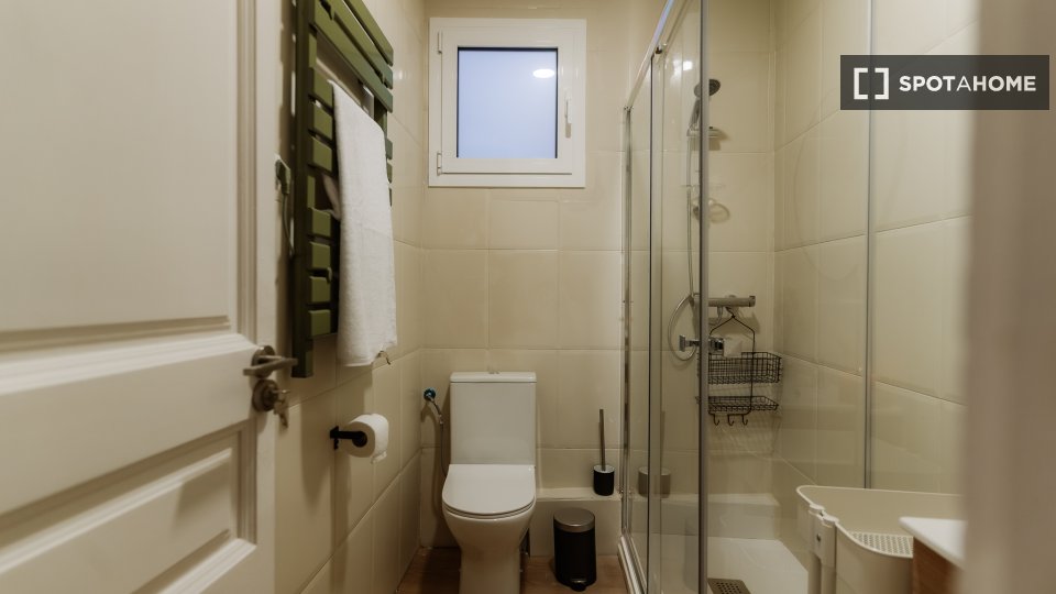 Double room Barcelona, 3 beds, 90m² — photo 2