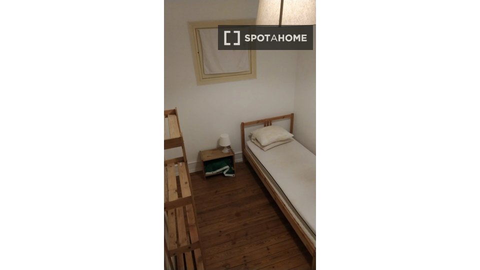 Double room Lisbon, 4 beds — photo 15