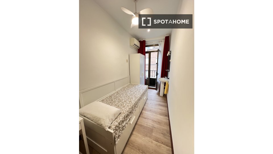 Double room Madrid, 8 beds, 275m² — photo 1