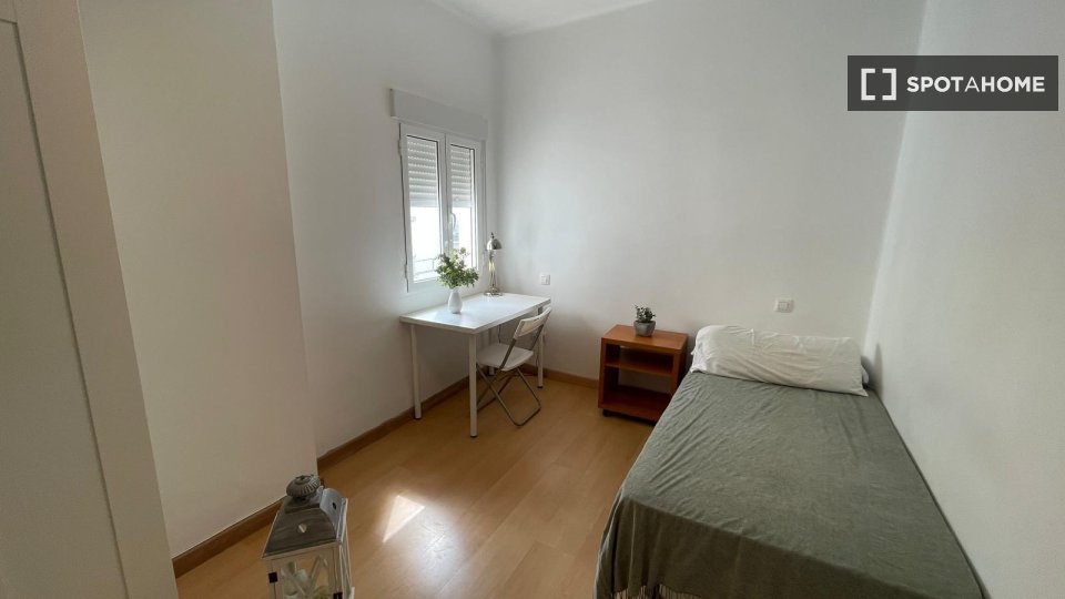 Double room Seville, 3 beds — photo 2
