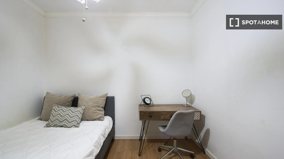Double room Lisbon, 4 beds — photo 11